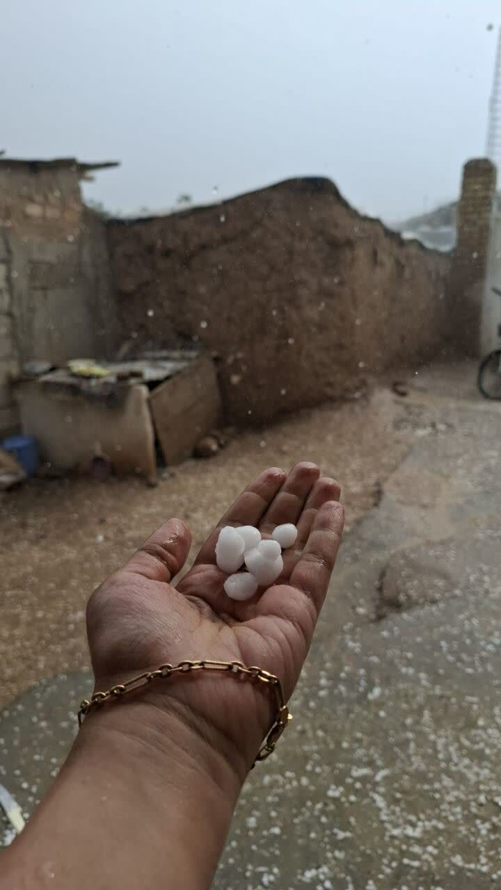 نمایی از بارش تگرگ در قزوین به وقت تابستان