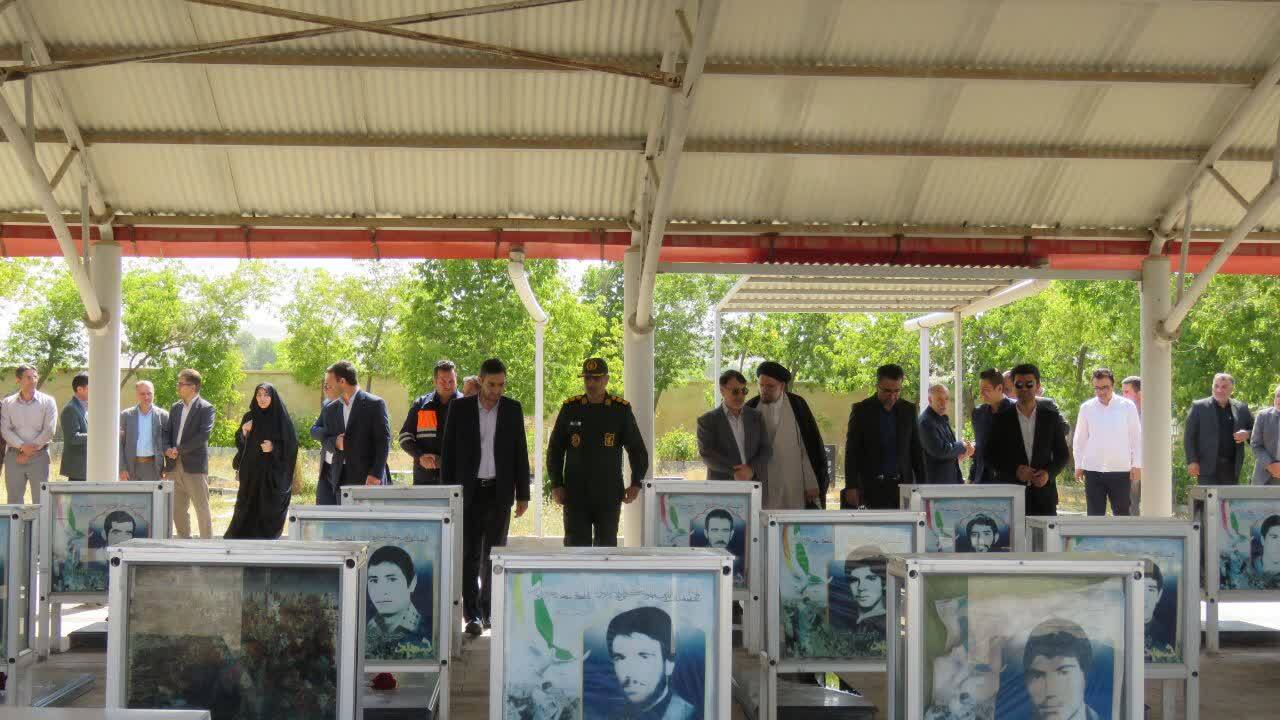 گزارش تصویری از عطرآگین شدن گلزار شهدای هریس گزارش تصویری از عطرآگین شدن گلزار شهدای هریس