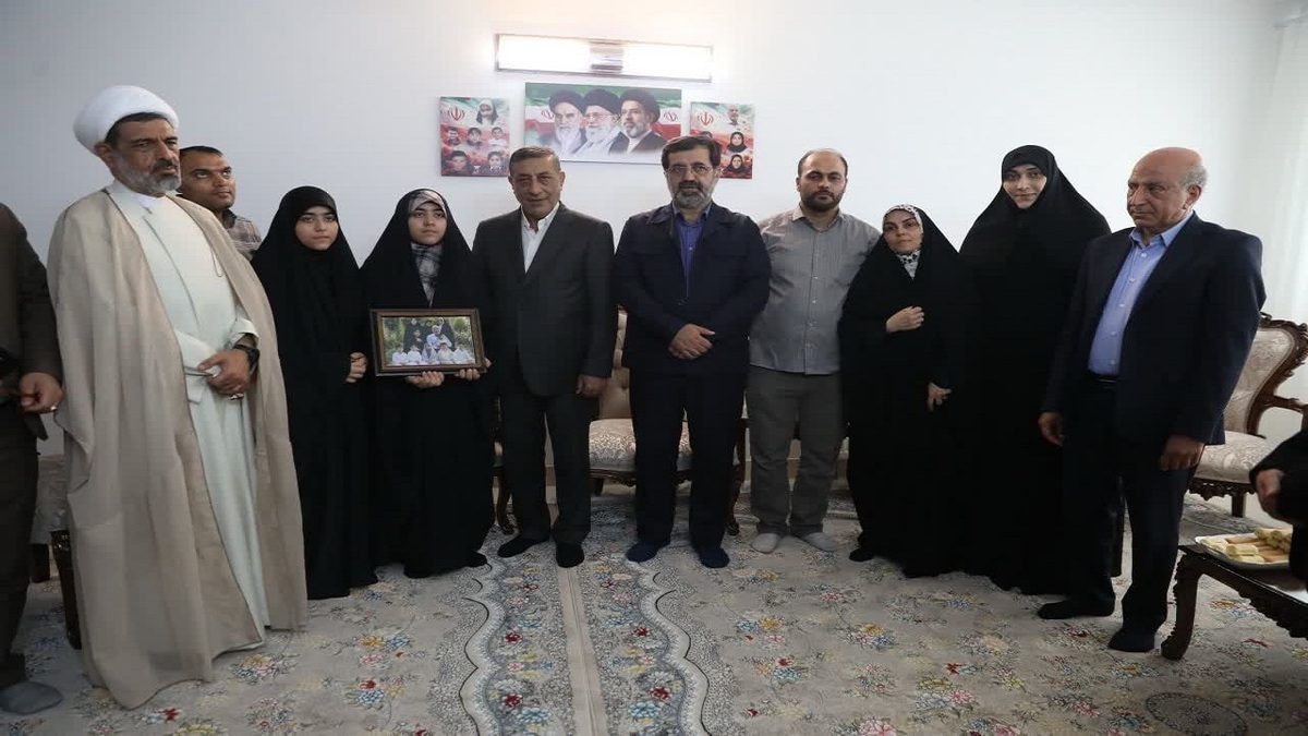 باشگاه خبرنگاران -تحویل کلید واحد مسکونی به ستایش و نیایش؛ دو دختر نوجوان بازمانده از حمله تروریستی شهریار