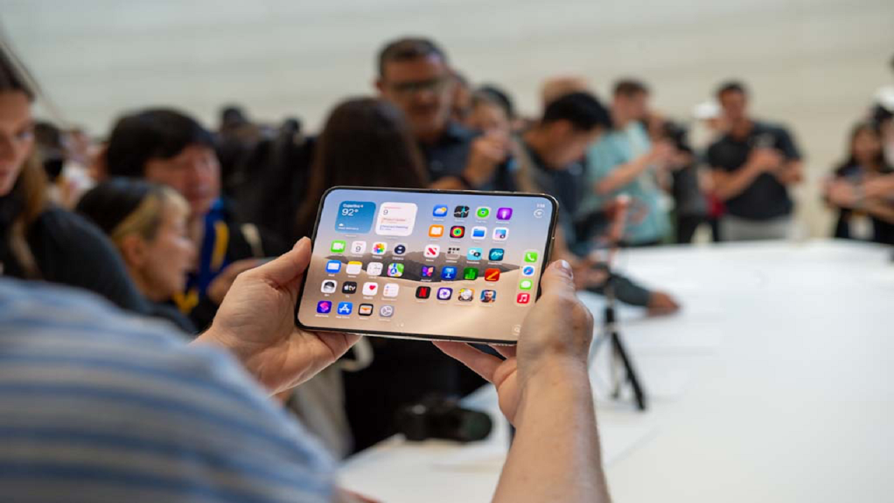 انتقاد از اپل: نگرانی کاربران چپ‌دست درباره آیفون تاشوی «iPhone Duo»