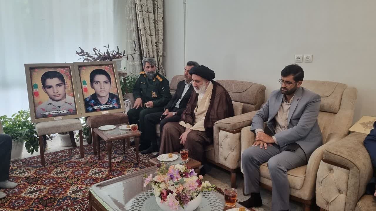 تجلیل از خانواده شهیدان عبدالهیان در مسیر کنگره شهدا