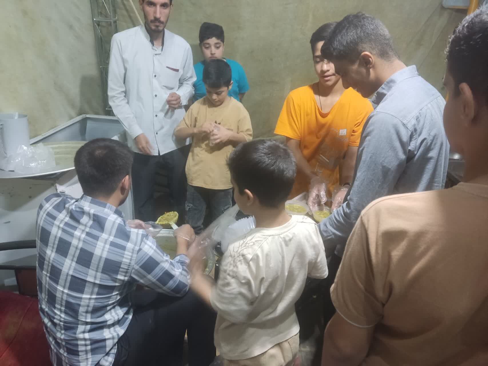 پذیرایی موکب داران قمی در تجمعات شبانه
