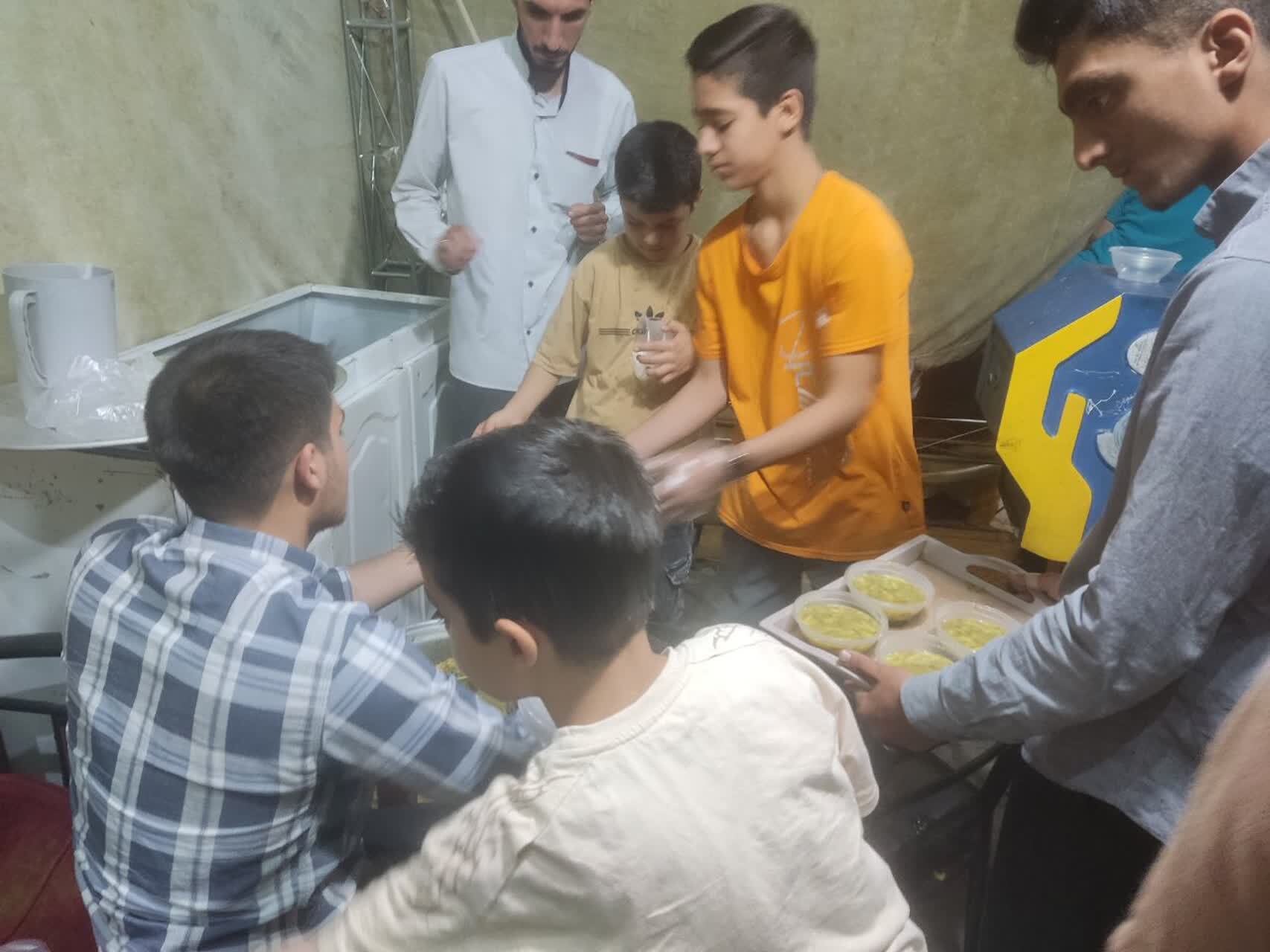 پذیرایی موکب داران قمی در تجمعات شبانه