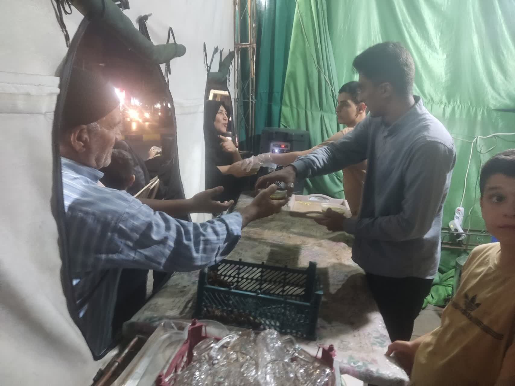 پذیرایی موکب داران قمی در تجمعات شبانه