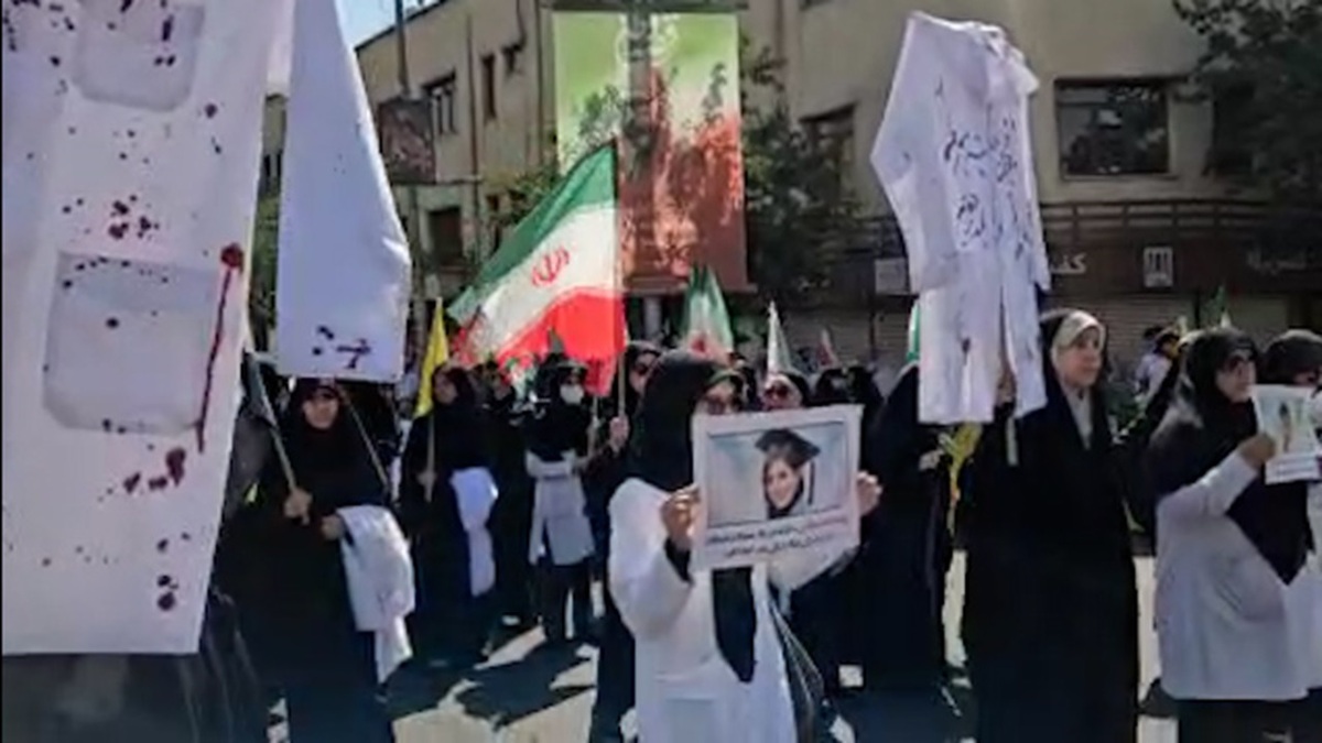 حضور دانشجویان علوم پزشکی با تصاویر هم‌کلاسی‌های شهیدشان در رزمایش «جان‌فدا» + فیلم