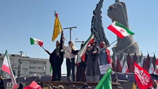 پرچم‌گردانی بانوان در اجتماع بزرگ مردم جان فدای ایران در تهران + فیلم
