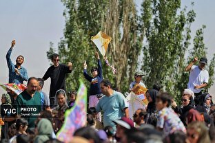 جشن بادبادک‌ها به مناسبت پایان تابستان در همدان