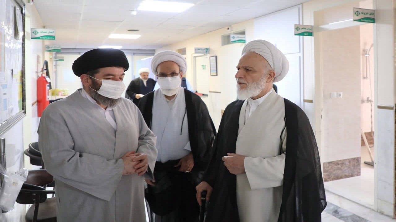 عیادت رئیس دفتر مقام معظم رهبری در قم از آیت‌الله شبیری‌زنجانی
