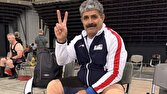 برنز جهان بر گردن وزنه‌بردار کرمانی