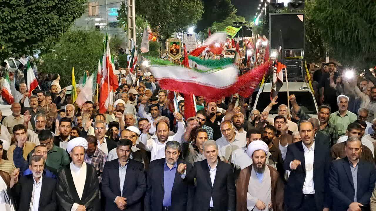 گزارش تصویری از راهپیمایی مردم خوی در قرارهای شبانه گزارش تصویری از راهپیمایی مردم خوی در قرارهای شبانه