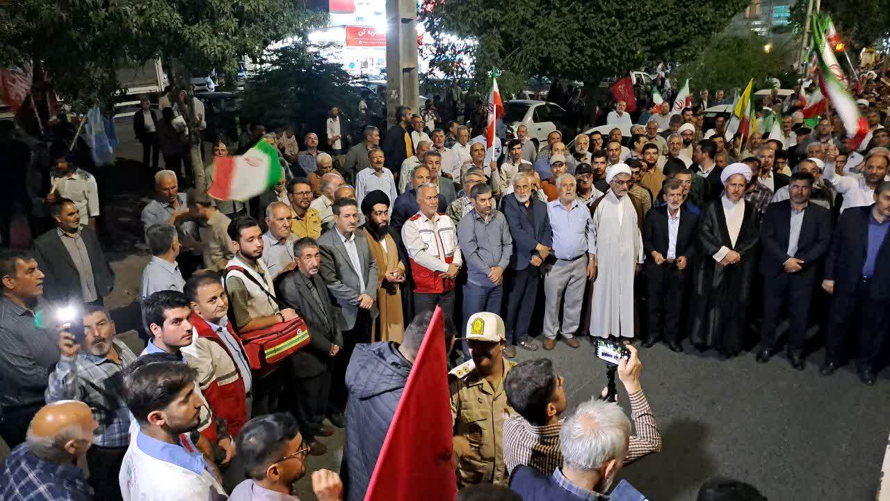 گزارش تصویری از راهپیمایی مردم خوی در قرارهای شبانه گزارش تصویری از راهپیمایی مردم خوی در قرارهای شبانه