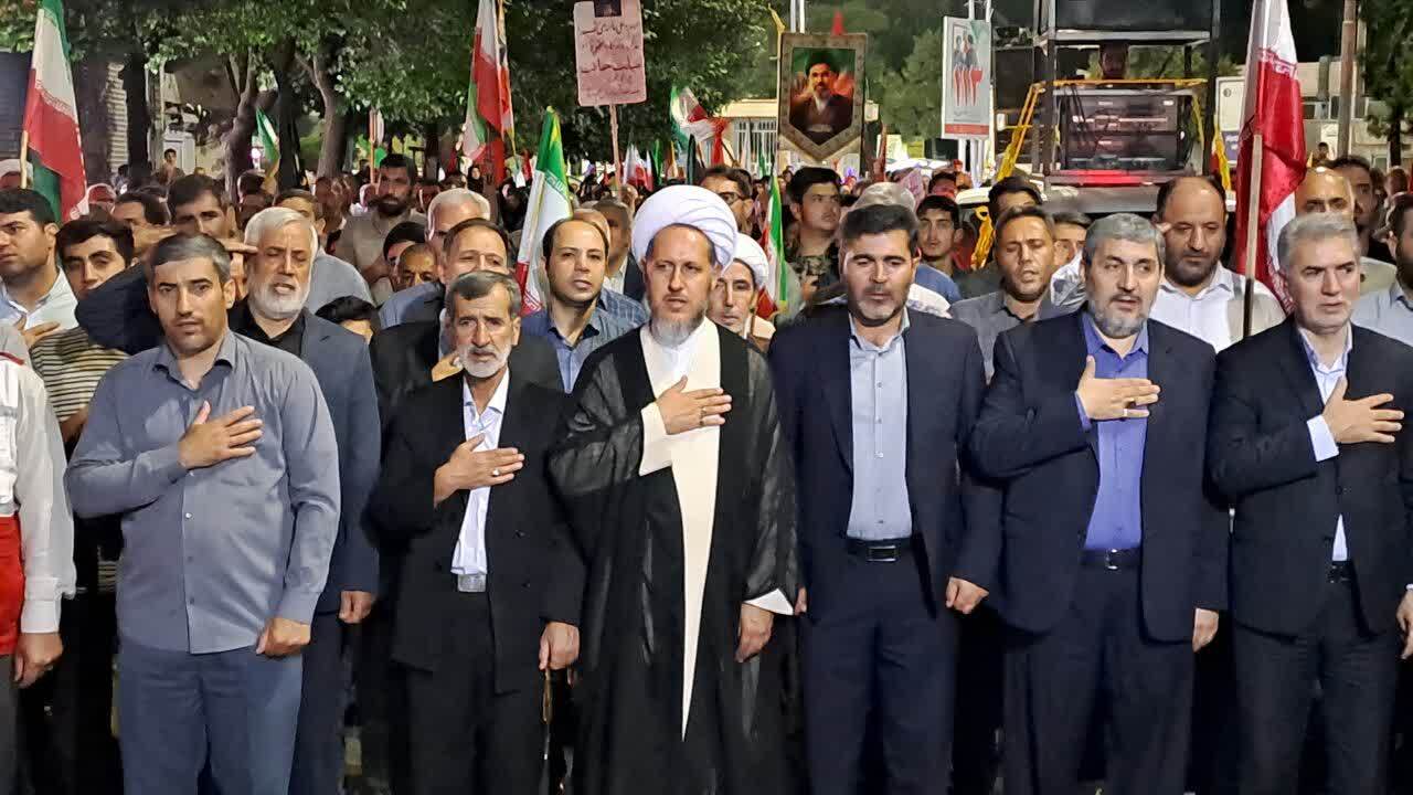 گزارش تصویری از راهپیمایی مردم خوی در قرارهای شبانه گزارش تصویری از راهپیمایی مردم خوی در قرارهای شبانه