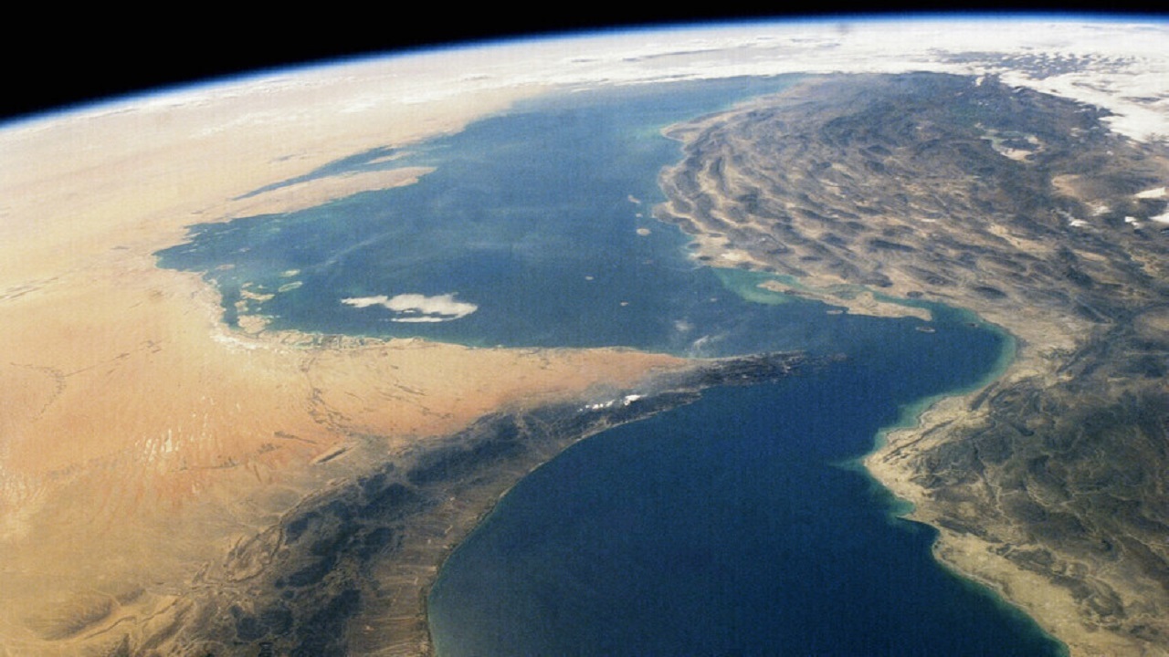 اصابت پرتابه به نفتکش در تنگه هرمز؛ دو خدمه زخمی شدند