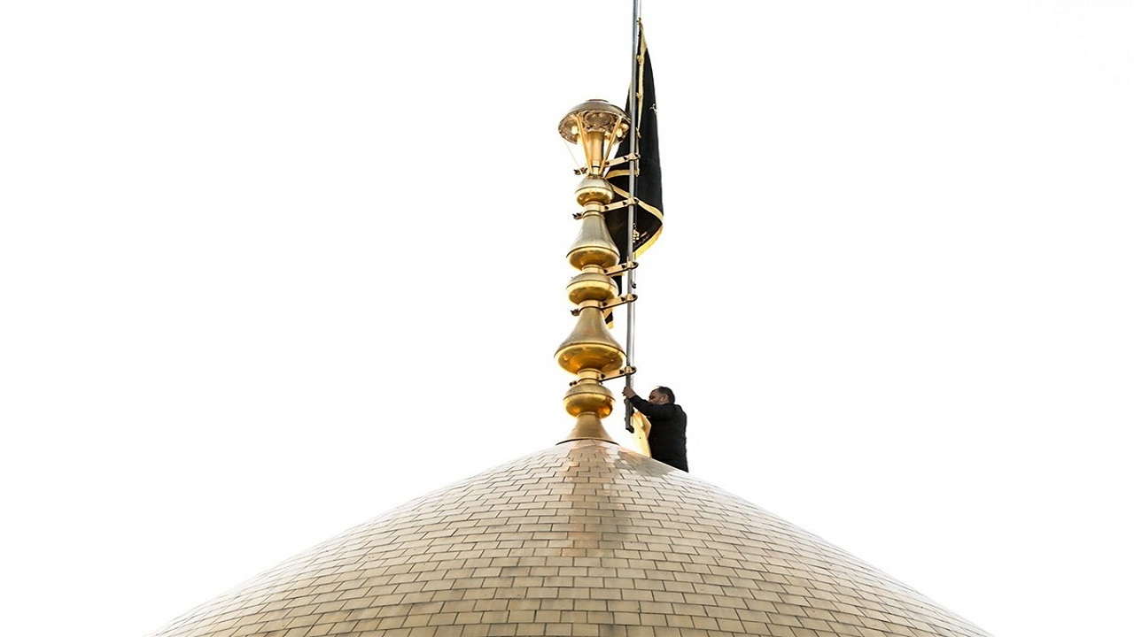 تعویض پرچم حرم مطهر کریمه اهل بیت سلام الله علیها+فیلم
