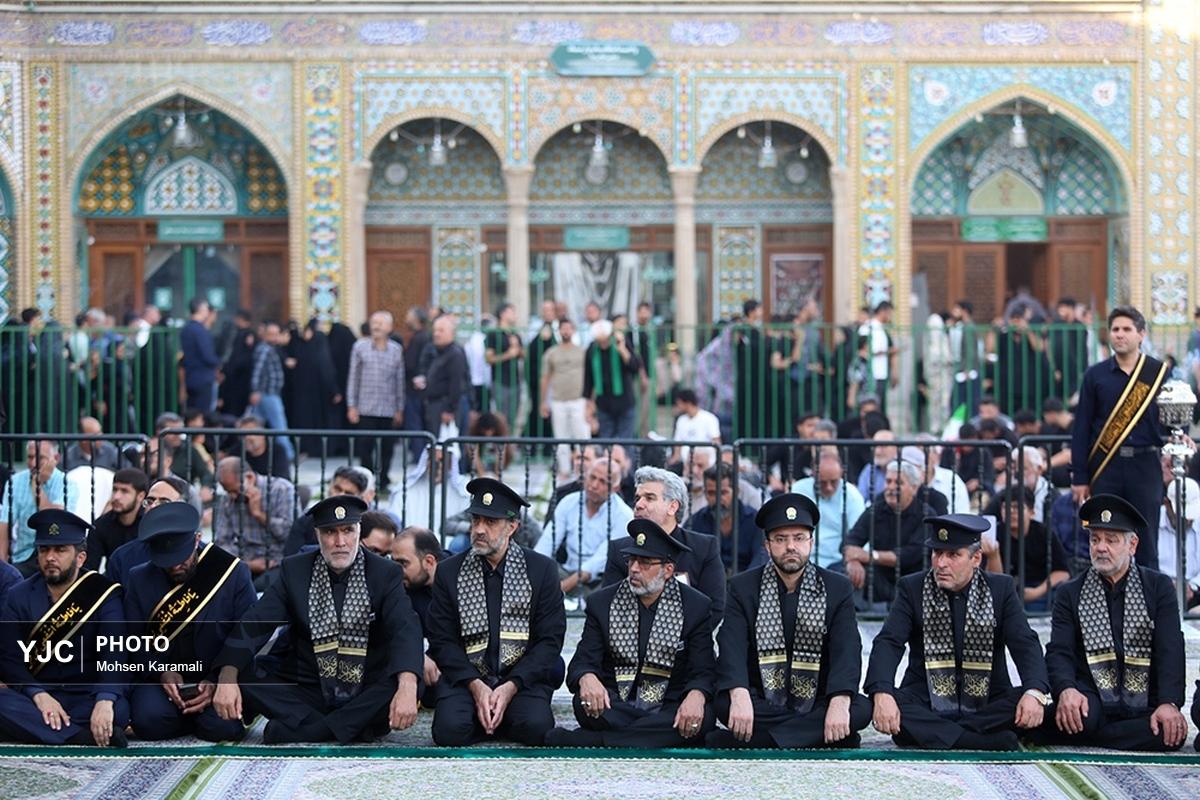 تعویض‌ پرچم‌گنبد حرم‌مطهر حضرت‌معصومه(س)