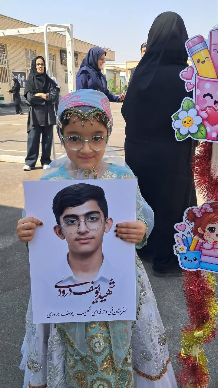 زنگ جشن شکوفهها در مدارس لارستان به صدا درآمد زنگ جشن شکوفهها در مدارس لارستان به صدا درآمد