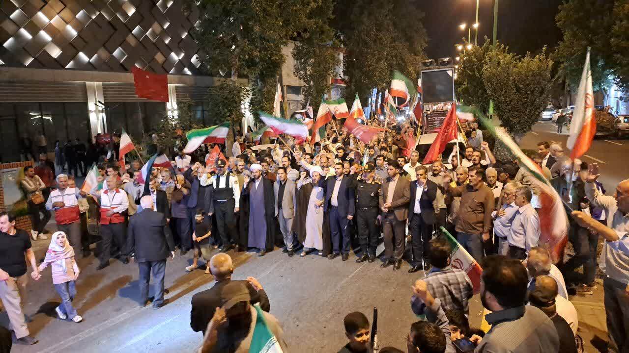 گوشههایی از تجلی حماسه حضور مردم شهرستان خوی در میدان مقاومت گوشههایی از تجلی حماسه حضور مردم شهرستان خوی در میدان مقاومت
