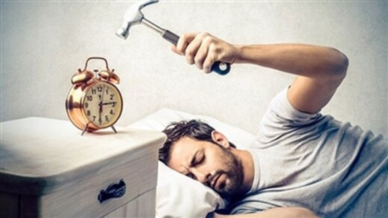 چرا بیدار شدن در صبح‌های فصل پاییز دشوار است؟