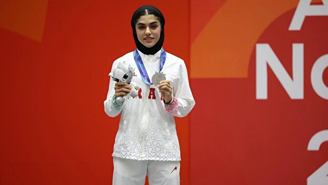 نقره ناگویا بر گردن دختر کرمانی