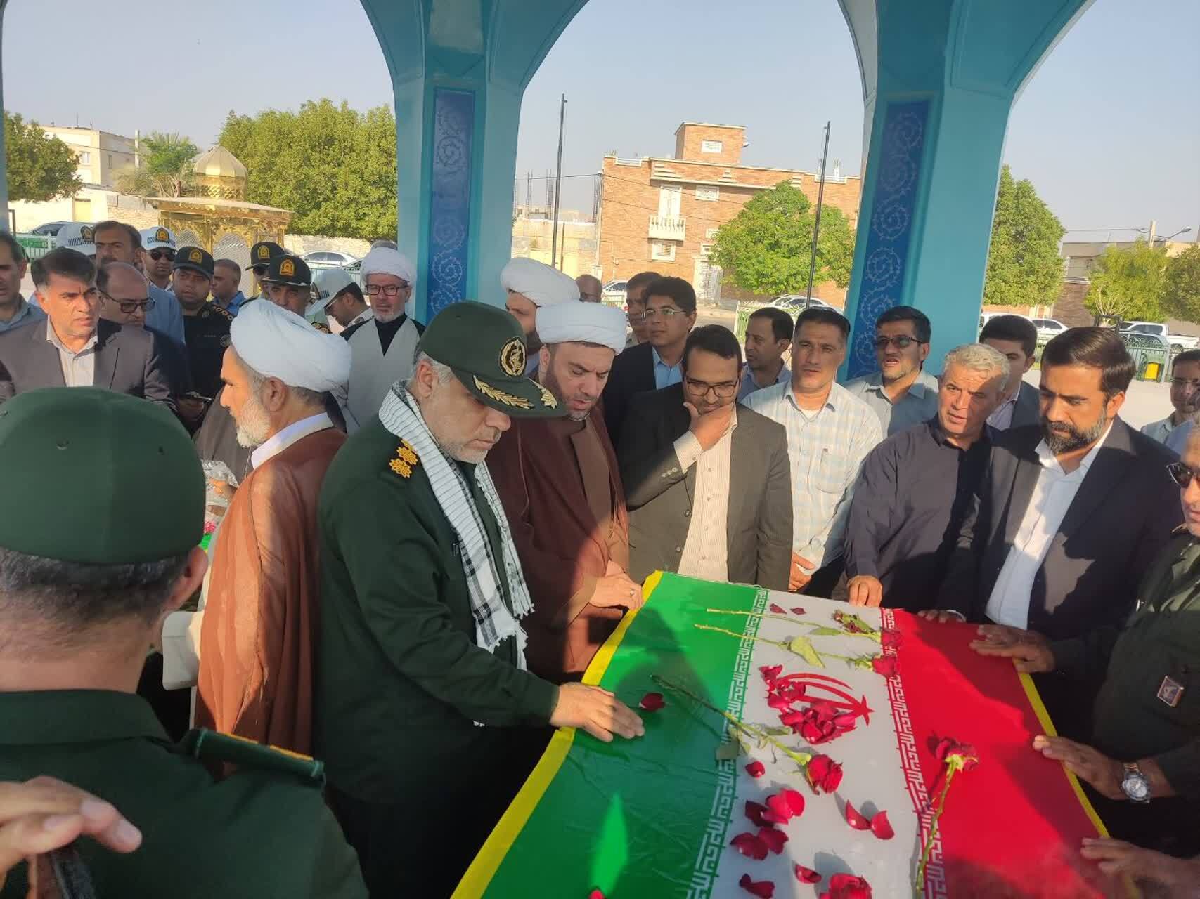 غبارروبی مزار شهدا غبارروبی مزار شهدا