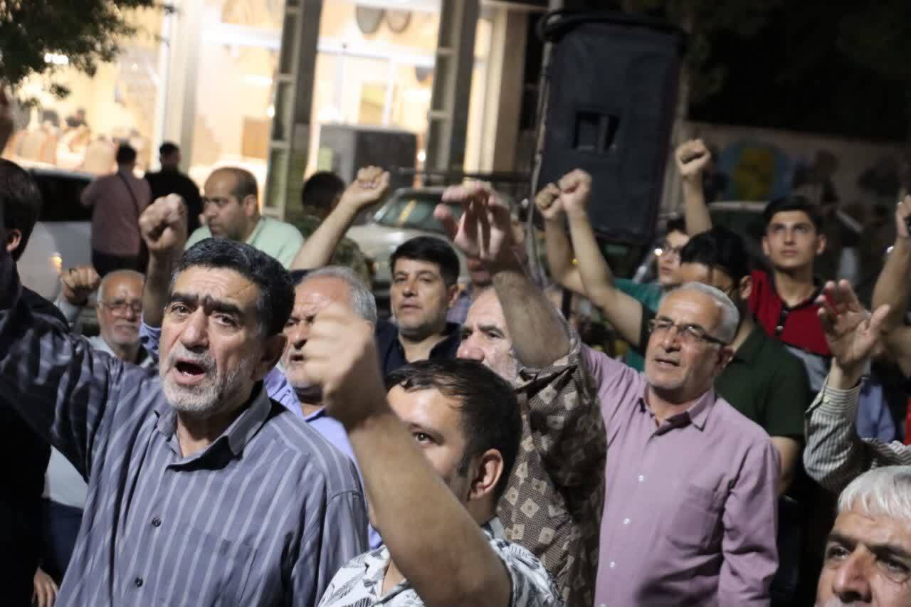قابی دیگر از ایستادگی و مقاومت مردم انقلابی ماهدشت در قرارهای شبانه قابی دیگر از ایستادگی و مقاومت مردم انقلابی ماهدشت در قرارهای شبانه