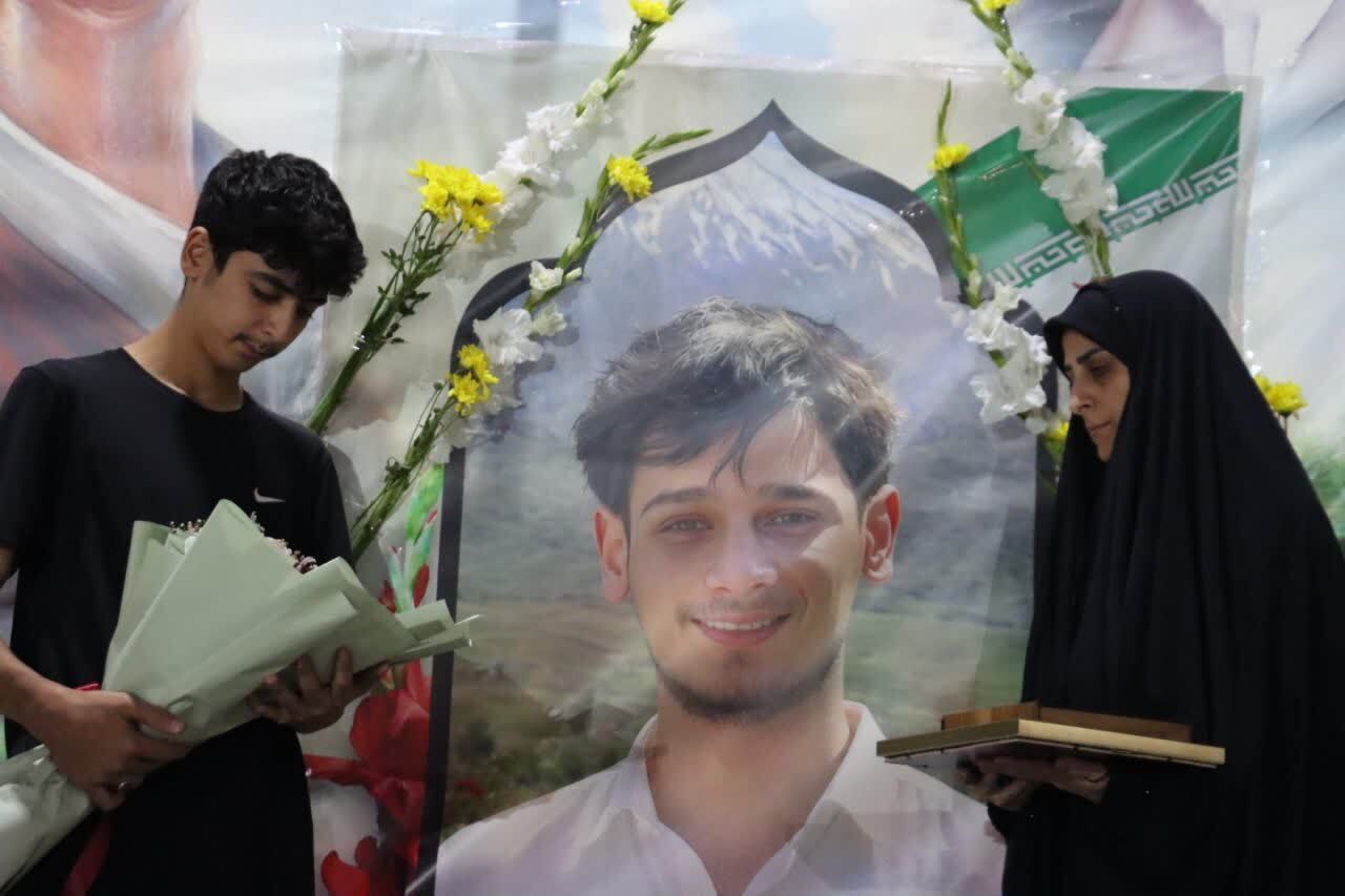 قابی دیگر از ایستادگی و مقاومت مردم انقلابی ماهدشت در قرارهای شبانه قابی دیگر از ایستادگی و مقاومت مردم انقلابی ماهدشت در قرارهای شبانه