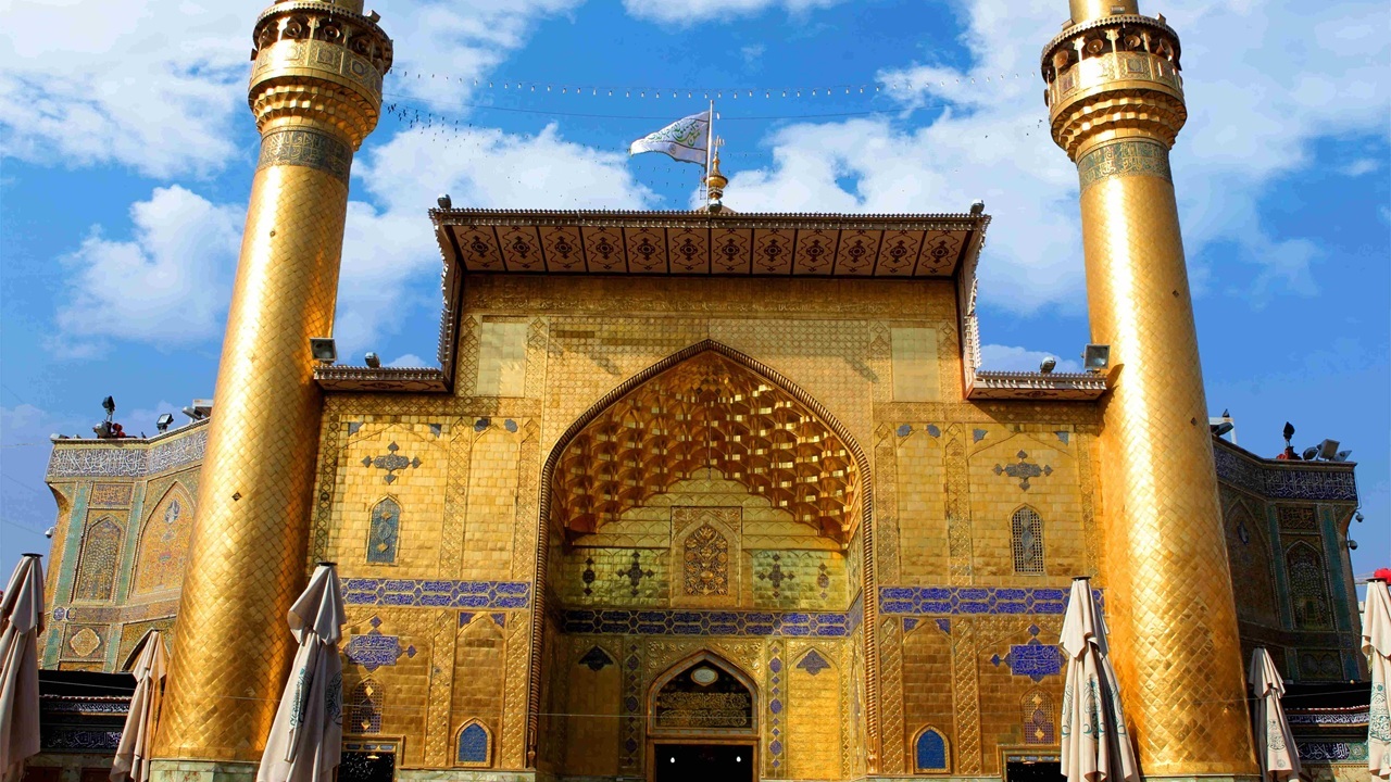 تعویض پرچم ایوان طلای حرم امیرالمؤمنین (ع) در آستانه میلاد پیامبر (ص) + فیلم