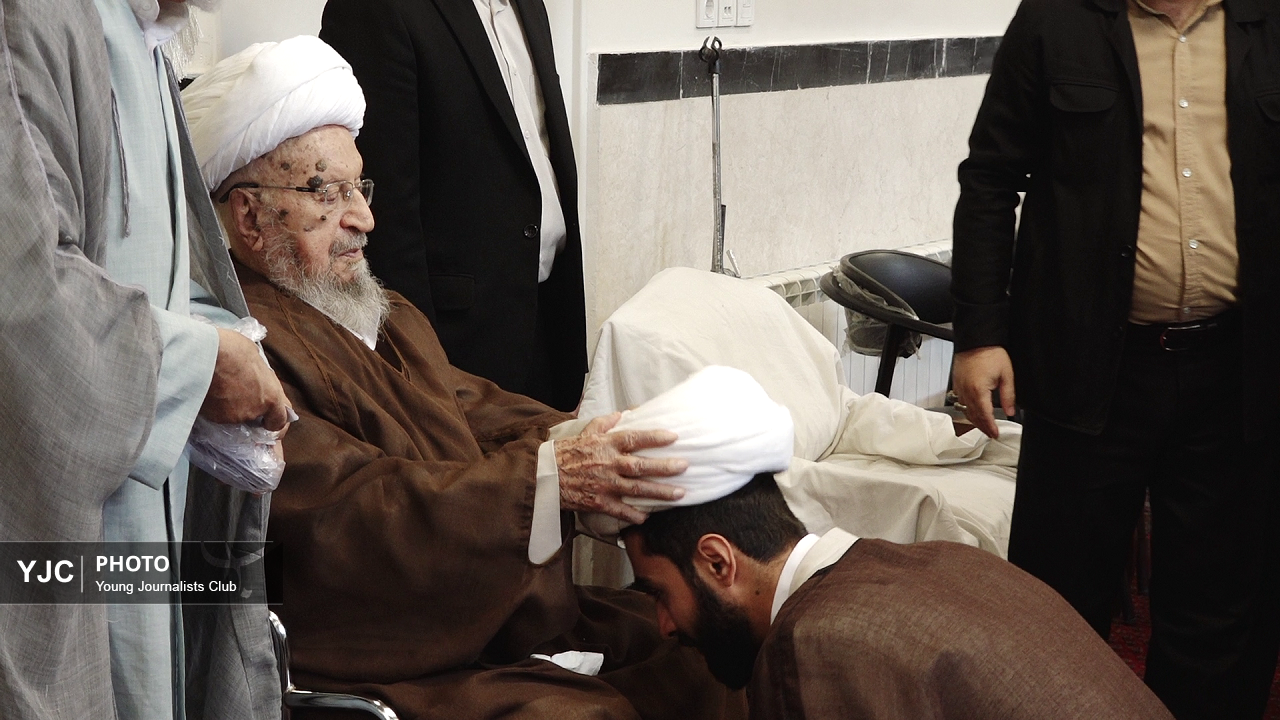 عمامه‌گذاری طلاب جوان در قم همزمان با میلاد پیامبر مهر و رحمت(ص)