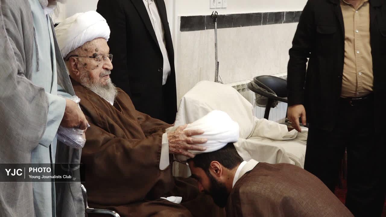 عمامه&zwnj;گذاری طلاب جوان قم همزمان با میلاد پیامبر رحمت(ص)