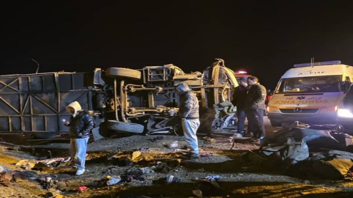 باشگاه خبرنگاران -واژگونی اتوبوس مسافربری در مسیر همدان به کرمانشاه با ۱۳ نفر مصدوم