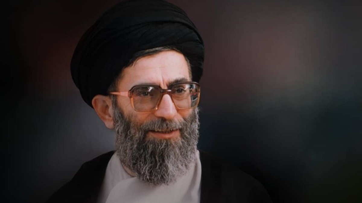 حال‌وهوای زائران آرامگاه رهبر شهید در رواق دارالذکر حرم مطهر رضوی + فیلم