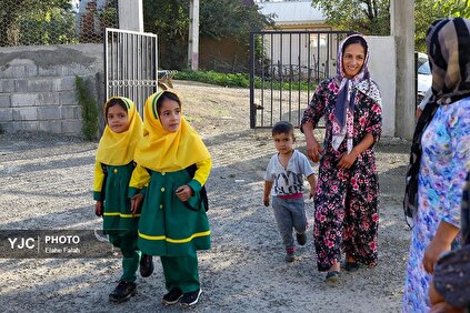 اولین زنگ مهر در مدرسه‌ی ایران من ۸۲ در روستای بره پشت