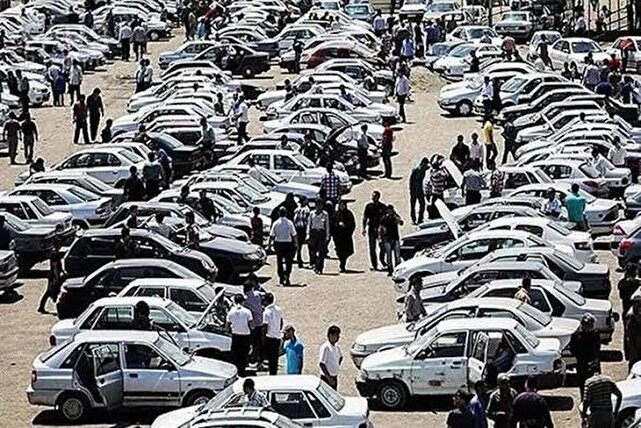 بازار خودرو زیر فشار نوسان ارز و افت عرضه/ خریداران به بازار کارکرده‌ها کوچ کردند