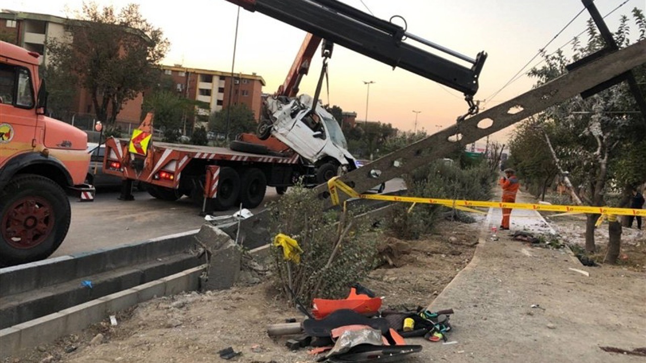 تصادف مرگبار با تیر چراغ برق در بزرگراه بسیج
