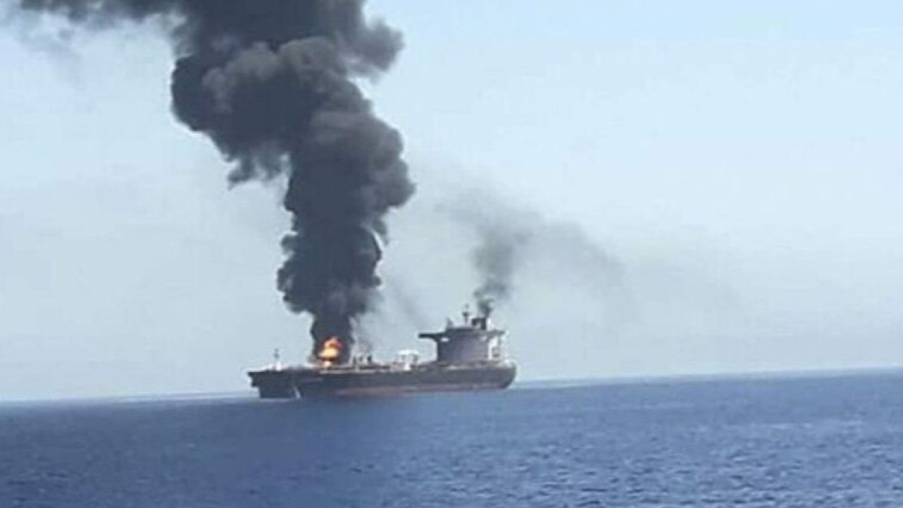 شناسایی یک فروند نفتکش متخلف آتش گرفته در شرق تنگه هرمز