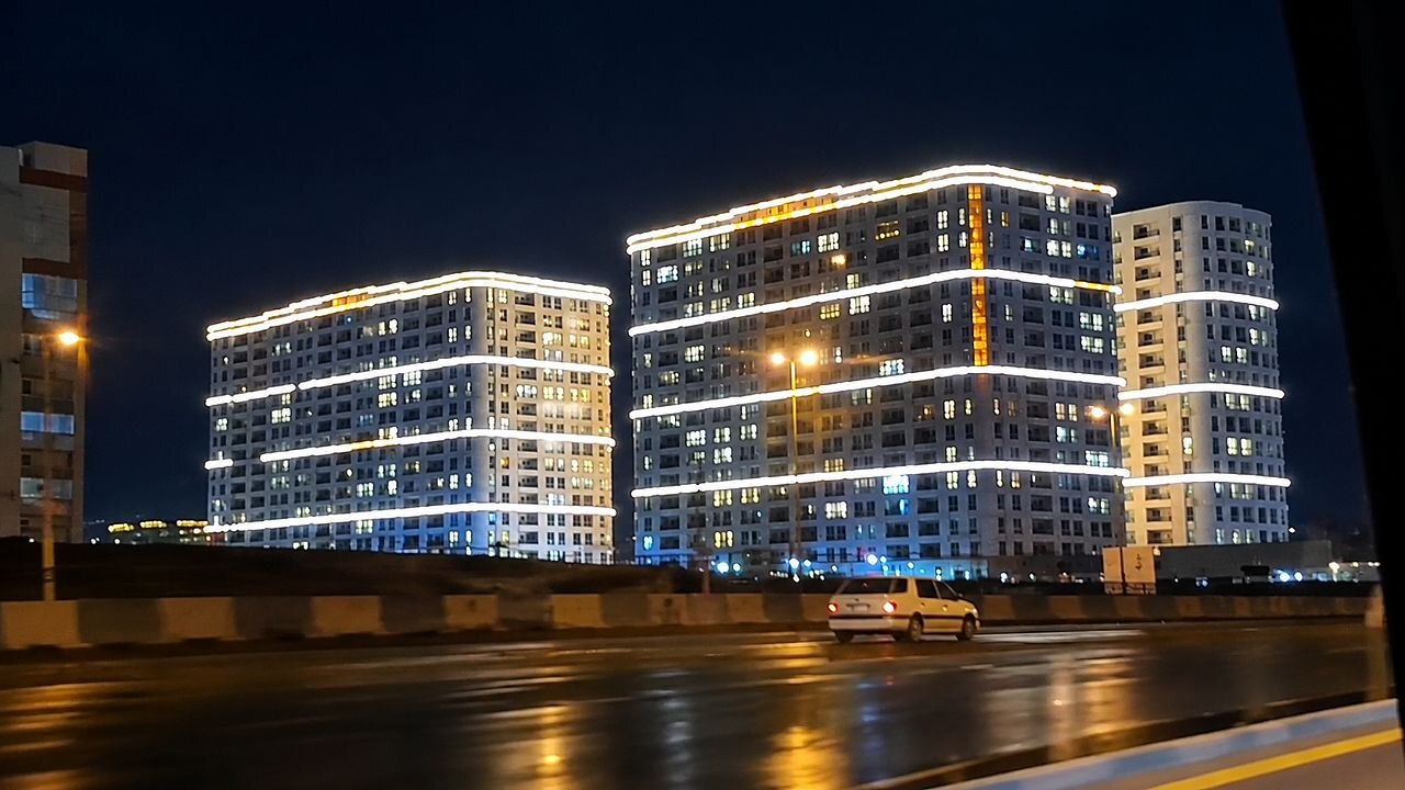 نورپردازی عجیب برج‌ها در منطقه ۲۲ تهران/ نظارت بر مصرف برق کجاست؟ + فیلم
