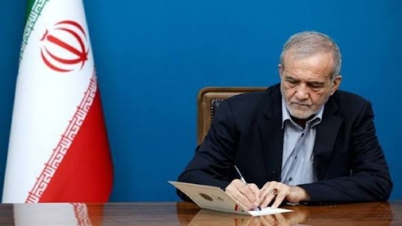 رئیس‌جمهور حکم انتصاب «مهرداد اخلاقی» به عنوان وزیر دفاع را صادر کرد