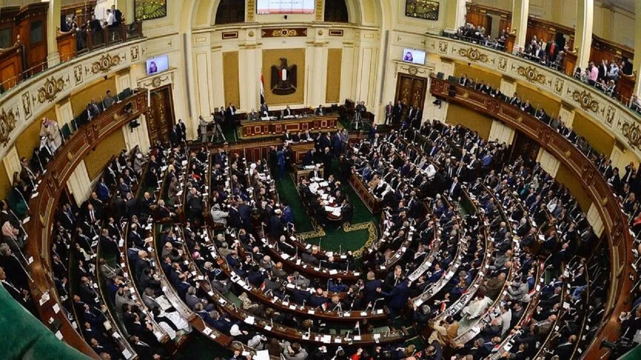 پارلمان مصر رأی‌گیری درباره حمایت نظامی از عربستان را تا هفته آینده به تعویق انداخت