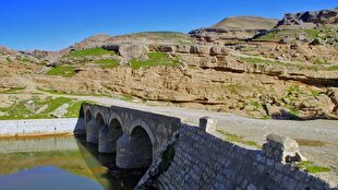 مرمت و استحکام‌بخشی سطح گذر پل تاریخی اَفرینه به پایان رسید