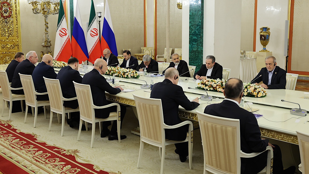 تأکید پزشکیان و پوتین بر توسعه همکاری‌های دوجانبه و پیشبرد پروژه‌های مشترک