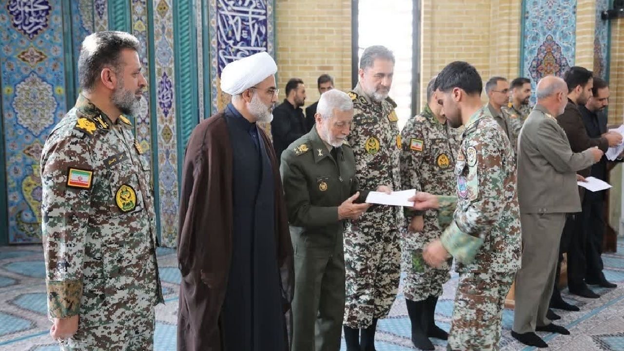 اعطای عطیه فرمانده معظم کل قوا به دانش‌آموختگان دانشگاه افسری پدافند هوایی خاتم‌الانبیاء
