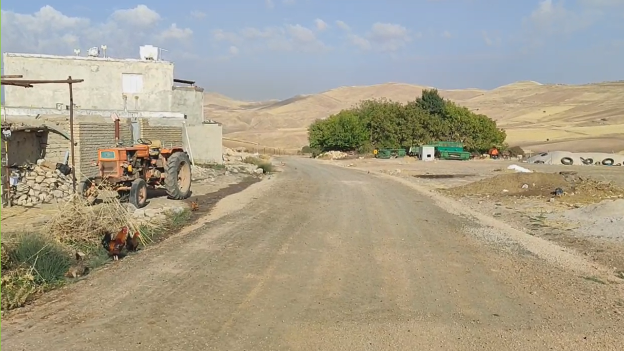 آسفالت فرسوده دردسر اهالی روستای مله کبود شد + فیلم