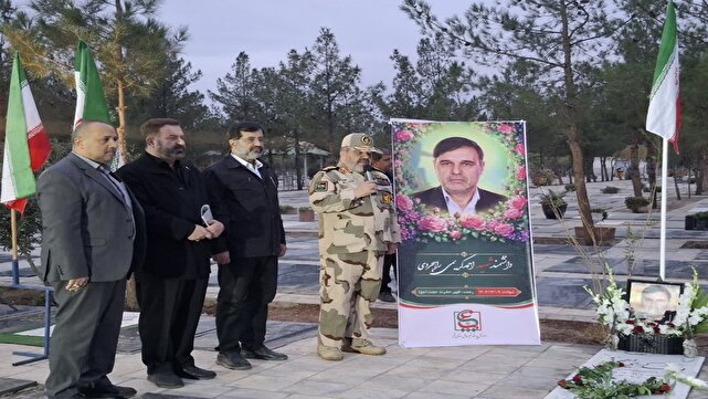 غبارروبی مزار شهید دانشمند هسته‌ای احمد کریمی راهجردی در قم