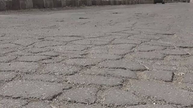 مشکلات آسفالت فرسوده و دردسر‌های آن برای اهالی محله اسلام آباد شرقی