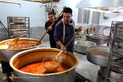 آماده سازی و پخت افطار درمهمانسرای حرم رضوی