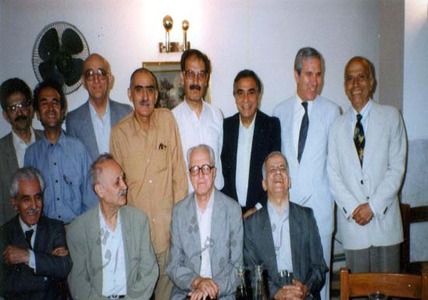 از راست: علی فاضل، ایرج پارسی نژاد، صفدر تقی زاده، رحیم ذوالنور، کیکاووس جهانداری، محمدرضا شفیعی کدکنی، احمد تفضلی؛ نشسته: مهدی محقق، عباس زریتاب خویی، عبالحسین زرین کوب و سید محمد دبیر سیاقی