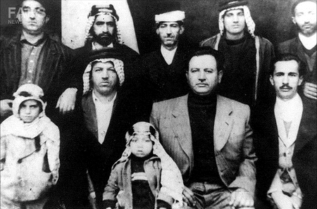 شهید طیب حاج رضایی در جمع برخی اهالی کربلا در سفر به عراق