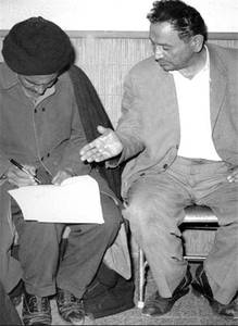 شهید طیب حاج رضایی در کنار شهید حاج اسماعیل رضایی لحظاتی قبل از صدور دستور آتش