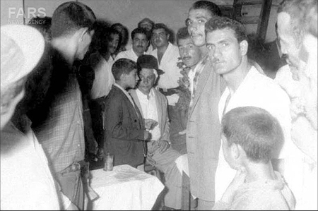 شهید طیب حاج رضایی درحاشیه دادگاه سال1342 درتصویرفرزندش بیژن حاج رضایی نیز دیده می شود.