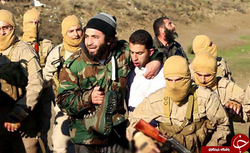 تروریست های داعش پس از دستگیری خلبان اردنی؛ وی چندی پس از این عکس به شکل فجیعی کشته شد.